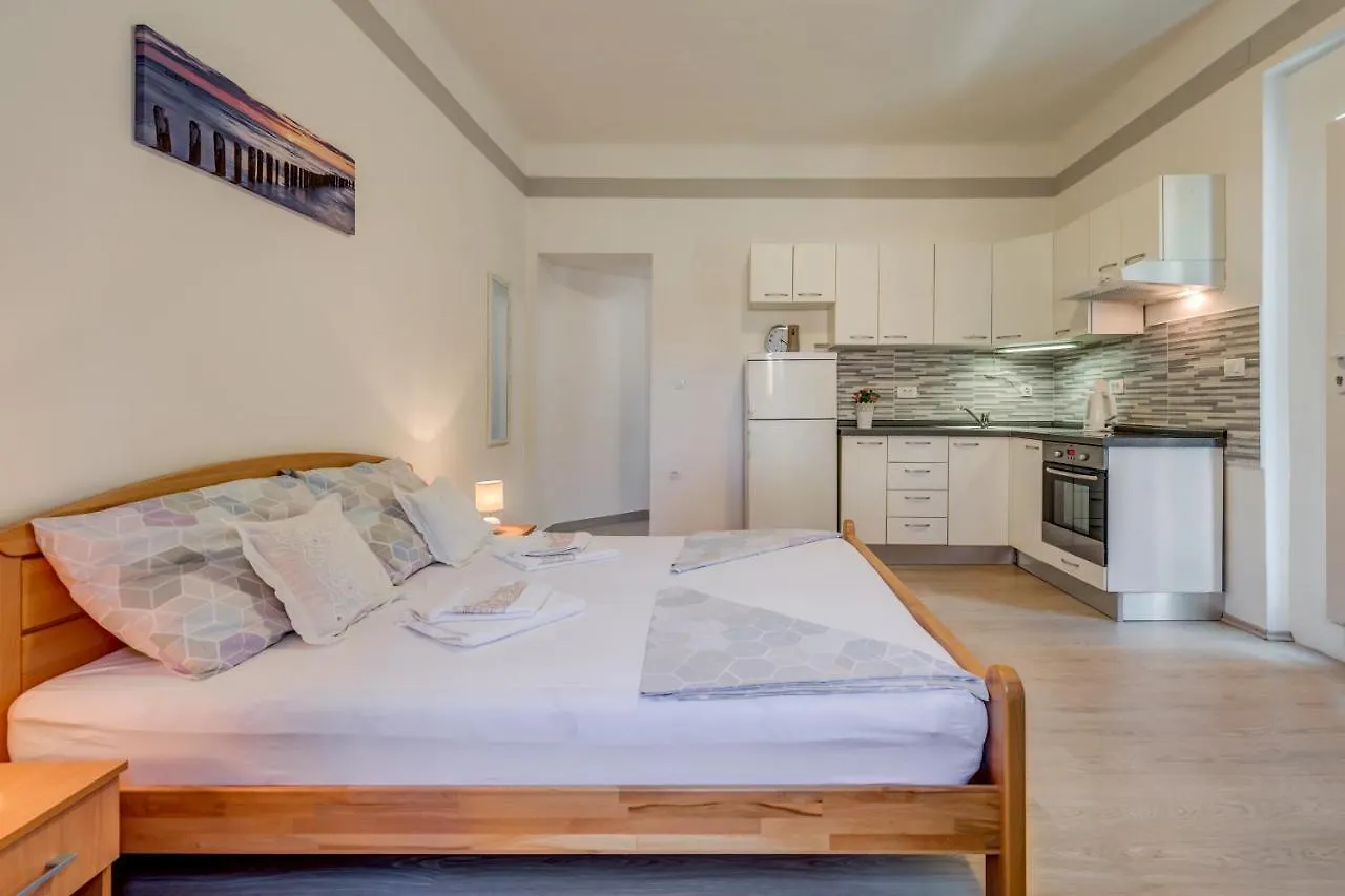 Petite Apartment Split