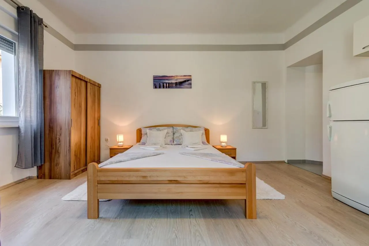 Petite Apartment Split