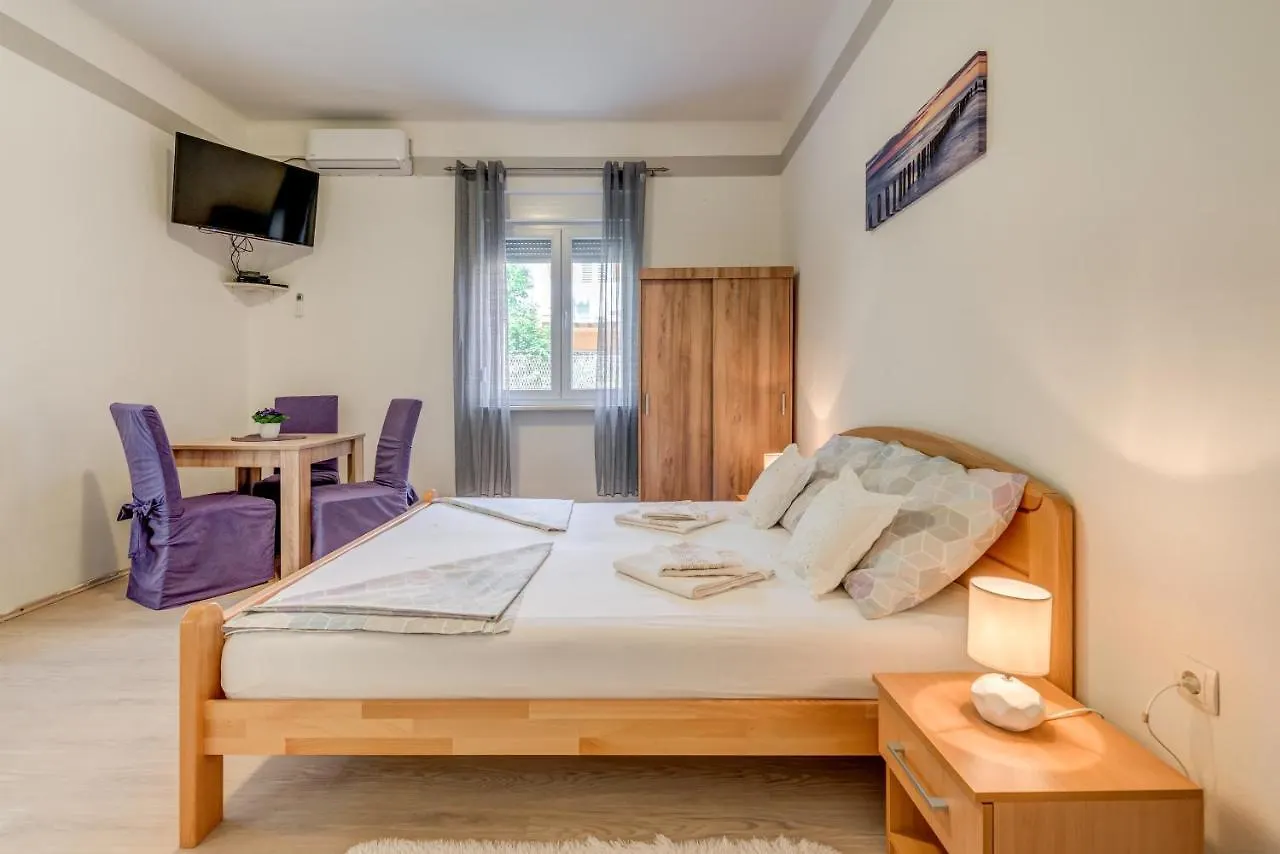 Petite Apartment Split