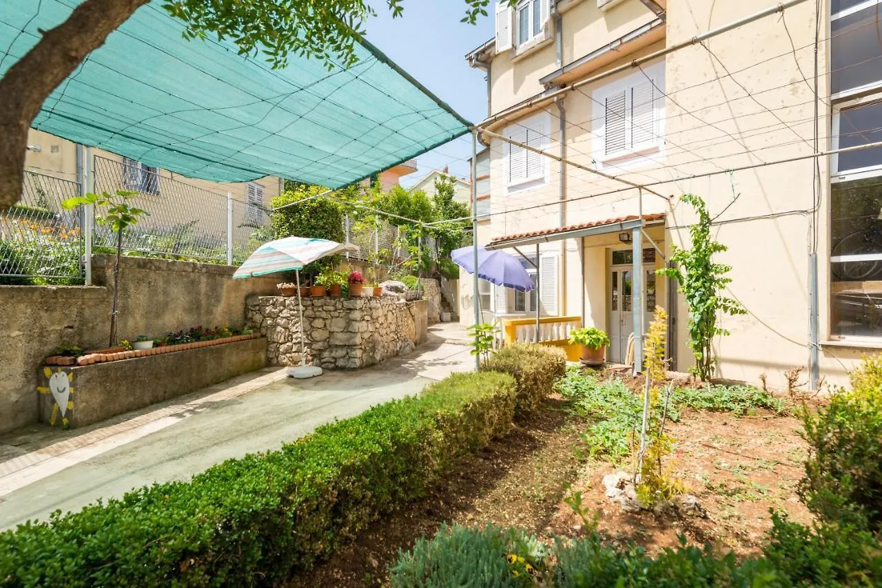 Petite Apartment Split