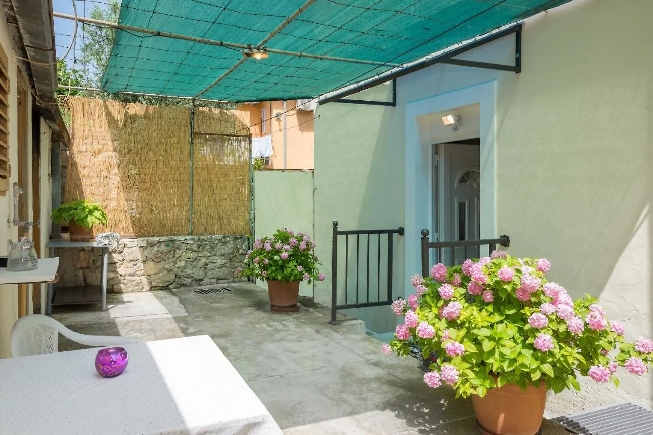 Petite Apartment Split