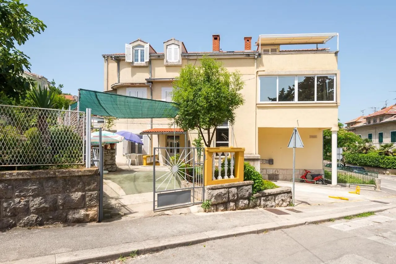 Petite Apartment Split