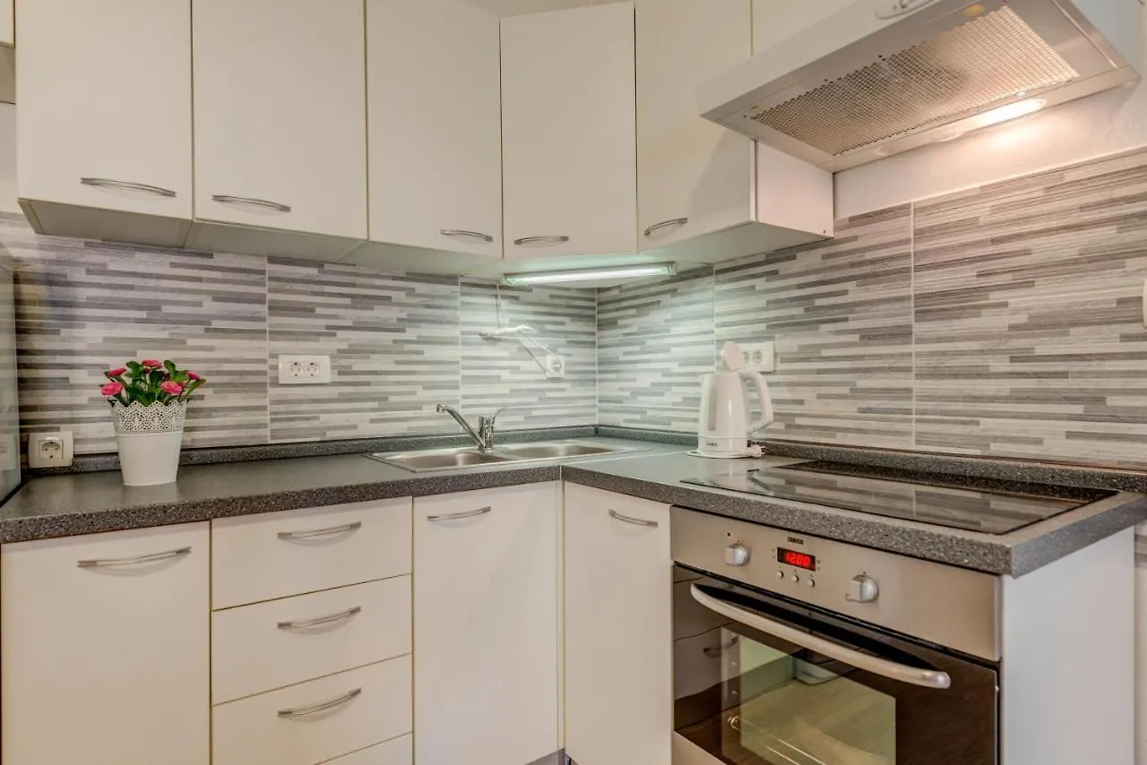 Petite Apartment Split