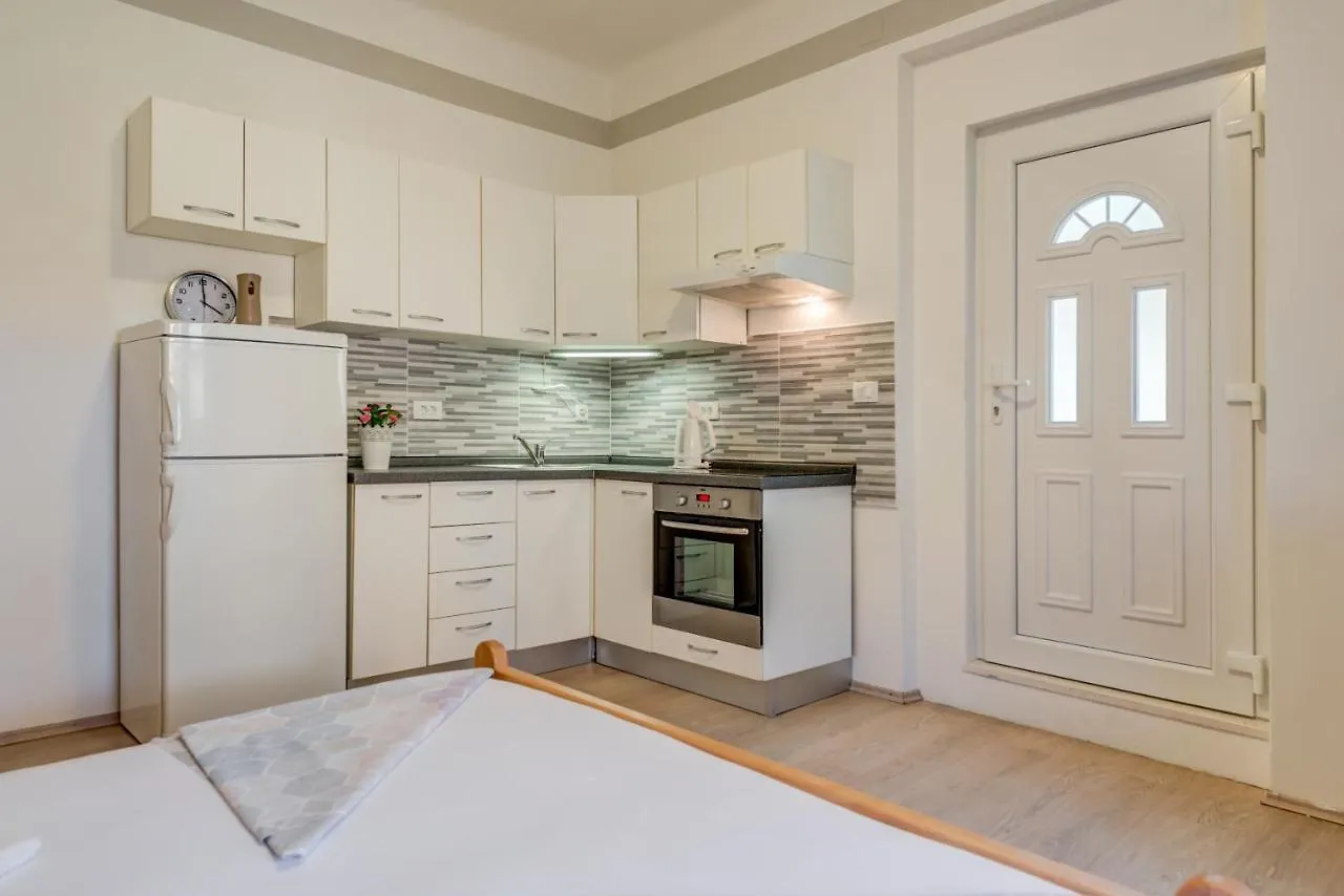 Petite Apartment Split